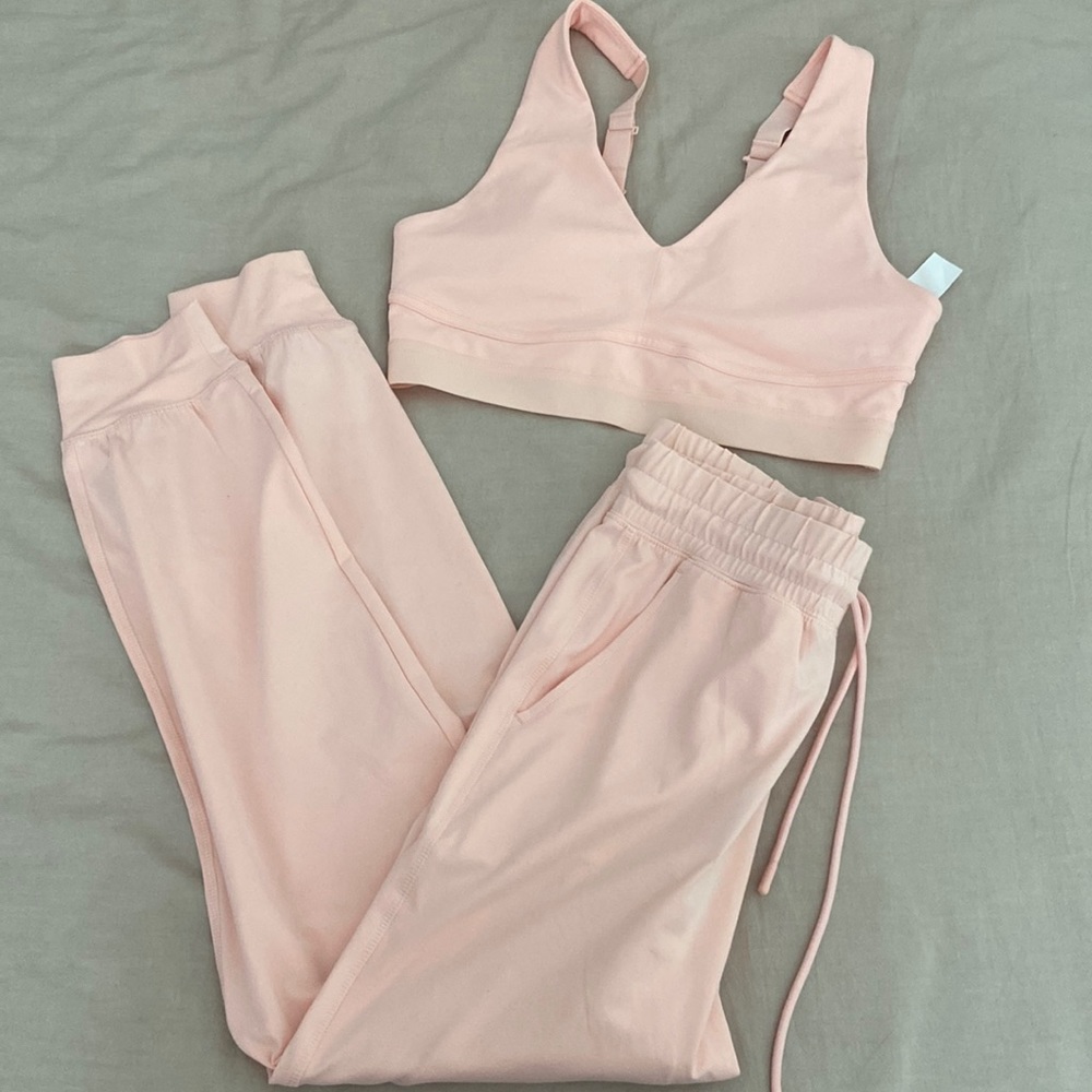 NEW FABLETICS SET PEACH JOGGER AND BRA TOP